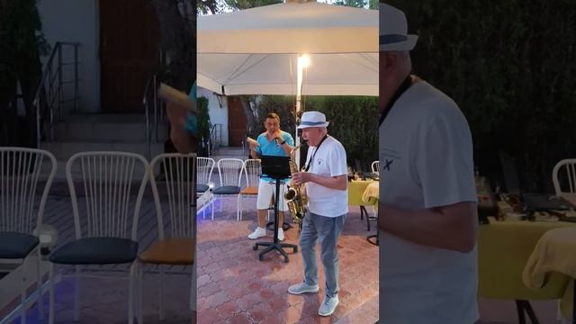 Besame Mucho! Судак  Поют Возле Фонтана.