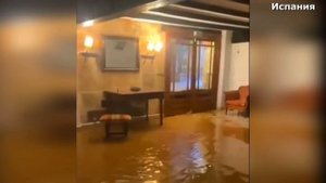 В Испании снова произошло наводнение. Потоки воды унесли жизни людей и смыли десятки автомобилей.