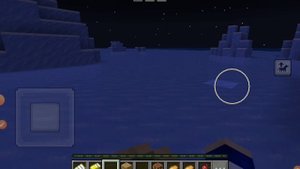 Клем играет в Minecraft