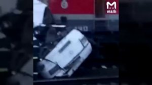 Поезд сбил автобус во Владимирской области.