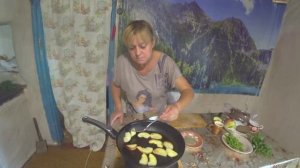 Готовлю - делаю бутерброды с яблоками и сыром на завтрак.