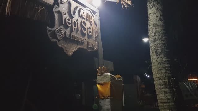 Как муж пригласил на ужин в Балийской деревне смотреть онлайн