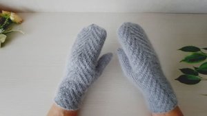 Варежки из пуха норки узором Елочка.