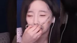 Азиатка ест осминогов