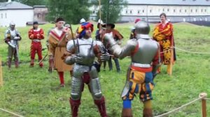 Поединок на мечах с элементами борьбы.