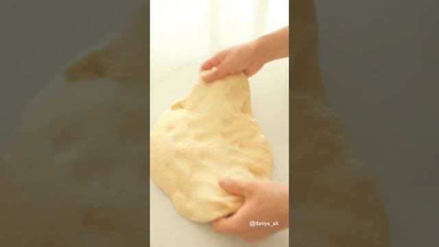 Сегодня на десерт булочки с вишней и штрейзелем🥰🍒