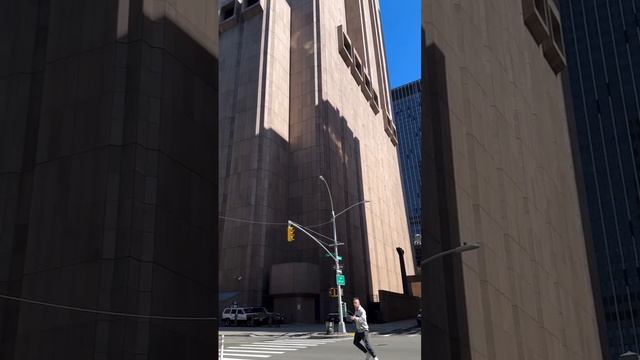 AT&T Long Lines Building — небоскреб высотой 168 метров, построенный в 1974 году в Нью-Йорке, США