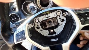 Под каким углом вставлять отвертку при снятии подушки с руля Mersedes W 204