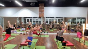 Динамический стретчинг, ягодицы в 3Д, перевернутые позы на Strauss.Yoga, балансы. Любовь Жуковская