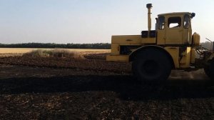 Кировец К-701 на вспашке поля