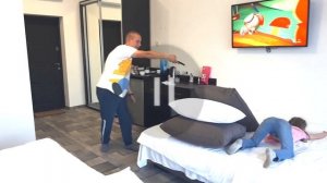 Софи ПАУЗА ЧЕЛЛЕНДЖ перепрыгни с кровати на кровать если сможеш