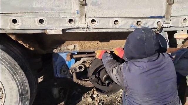 Дальнобой по России МОРОЗ — 33 СЛОМАЛО ОСЬ НА ПОЛУПРИЦЕПЕ БРАТСТВО ДАЛЬНОБОЙЩИКОВ#зима2024#санкции