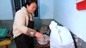 媳婦買一袋手工米粉，加包菜炒一盆，家人有口福了 | Buy a bag of handmade rice noodles, fry a pot, the family likes to eat