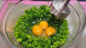 Взбейте зеленый лук с яйцом, и вы будете в восторге от результата! Вкуснятина к чаю за копейки