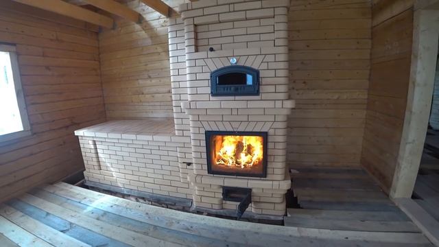 Хлебная печь с большой каминной дверкой и лежанкой. смотреть онлайн