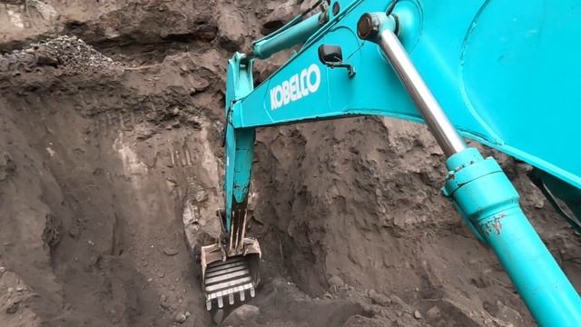 Строительство, экскаватор копает песочек