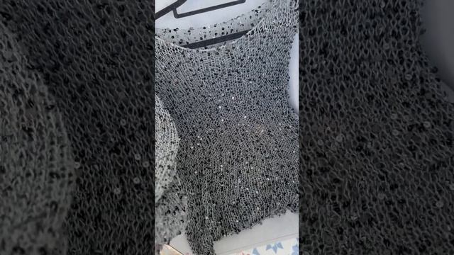 Блестящий джемпер паутинка спицами