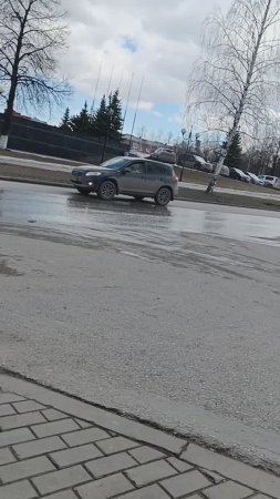 Движение автомобилей по улице имени Наговицына города Ижевска.