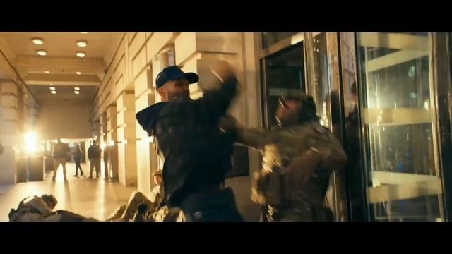 Сталлоне и Стэйтем в фильме Пчеловод 2