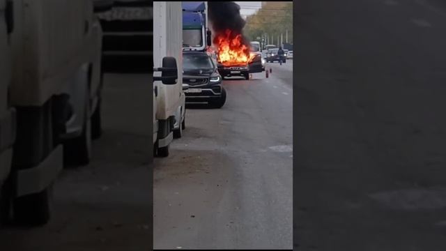 На Ленинском проспекте сгорел автомобиль. 🙈