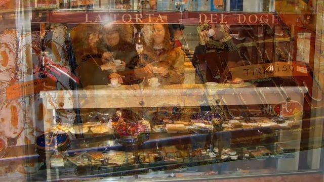 Венеция  весна 2011. Часть 6. Венеция мостики витрины и сладости.