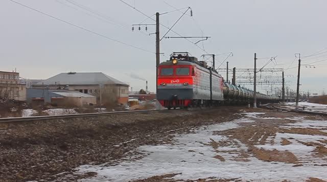 ВЛ10У-858 (РЖД/Окт, ТЧ-21 Волховстрой) с грузовым наливным поездом выходит со ст. Среднерогатская