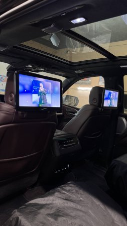 В штатные мониторы заднего ряда Cadillac Escalade внедрили Андроид систему