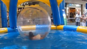 Аттракцион водный шар в надувной бассейне с крышей