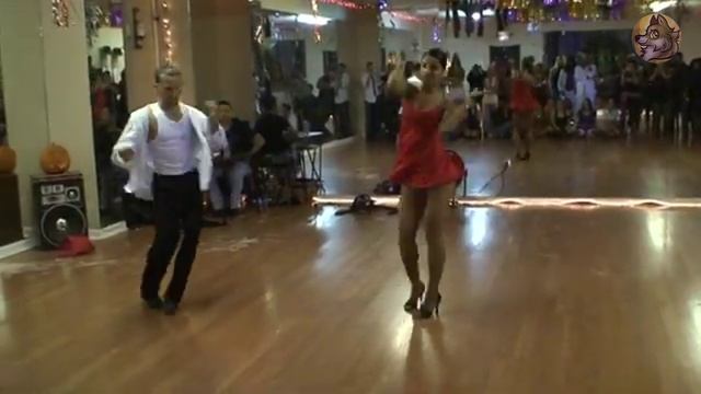 Владимир ПЕСНЯ -ТАНЕЧКА - ДЕВЧОНКА-МИЛИЦИОНЕР (La Alemana) & Санечка (пока ещё не лысый Ataca) смотреть онлайн