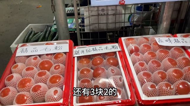 海南菠萝哈尔滨火爆，摆摊卖10元2个赚钱么？摆摊大哥说的真明白