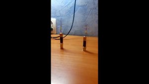 Эксперимент с батарейкой,медной проволокой и неодимовым магнитом