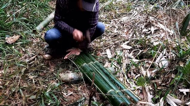 Building warm Bushcraft and comfortable dugout | survival shelter, camping in heavy rain , fireplac смотреть онлайн