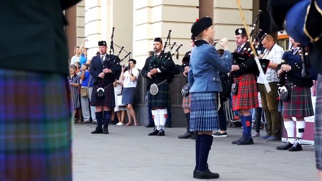 Кельтский оркестр волынок и барабанов на Павелецком вокзале смотреть онлайн