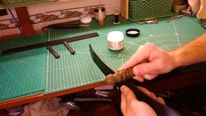 Кожаный ремень сделает каждый.