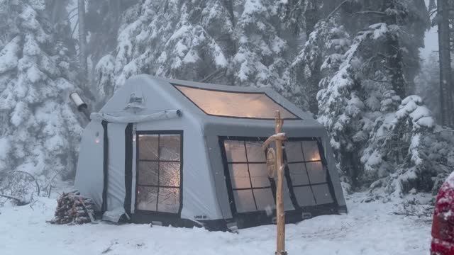 ТЕПЛЫЙ ПАЛАТОЧНЫЙ ЛАГЕРЬ С ПЕЧЬЮ ВО ВРЕМЯ СИЛЬНОГО СНЕГОПАДА В ТУРЦИИ