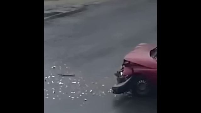 Во что врезался автомобиль?
