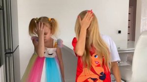 Ева и её мама играют. История про конфетный душ из M&Ms