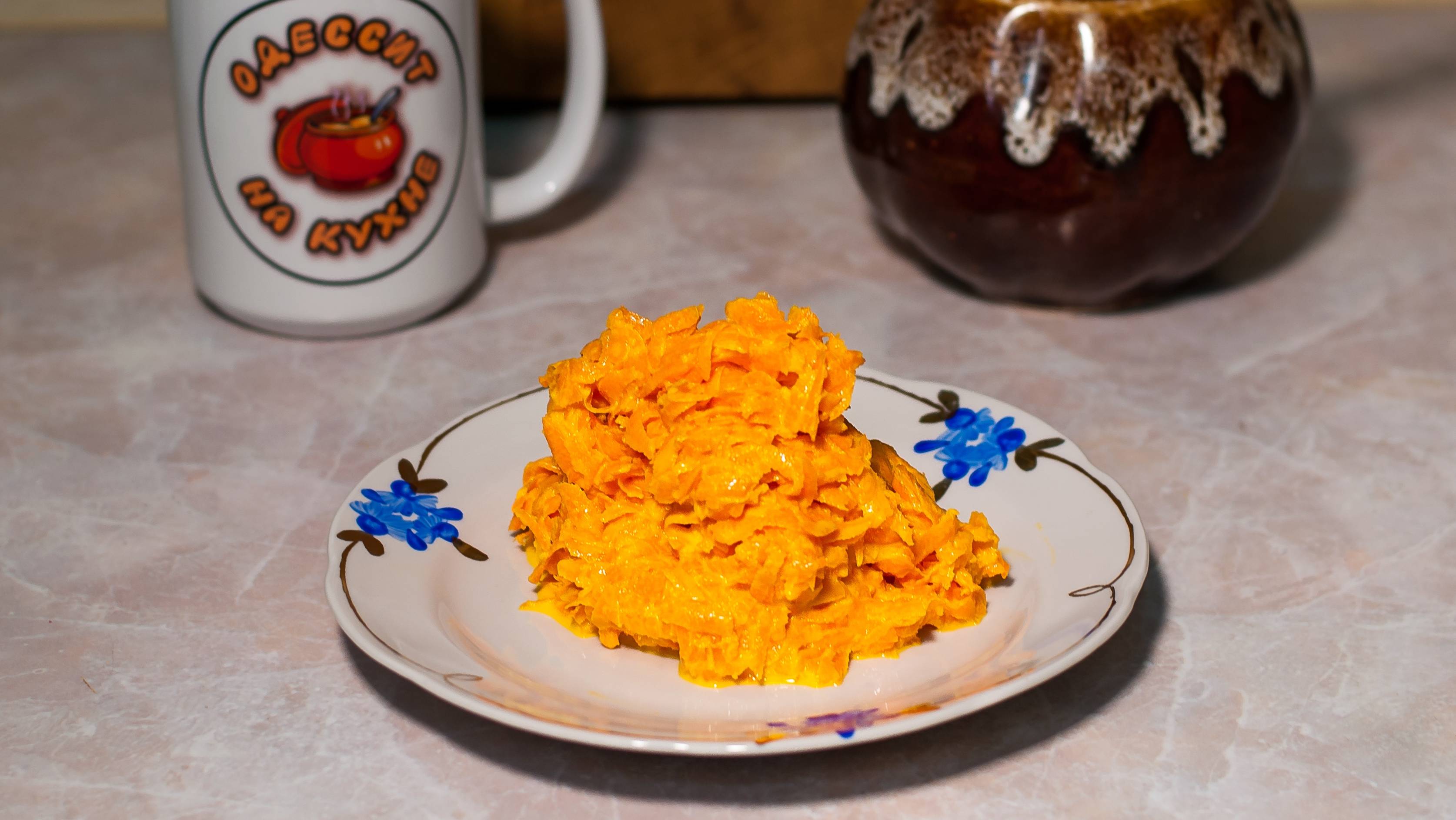 Свежий салат из моркови, майонеза и чеснока