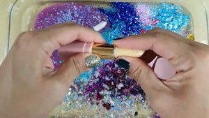 Смешивание блестящего слайма Galaxy в случайном порядке! Успокаивающее видео со слизью ASMR