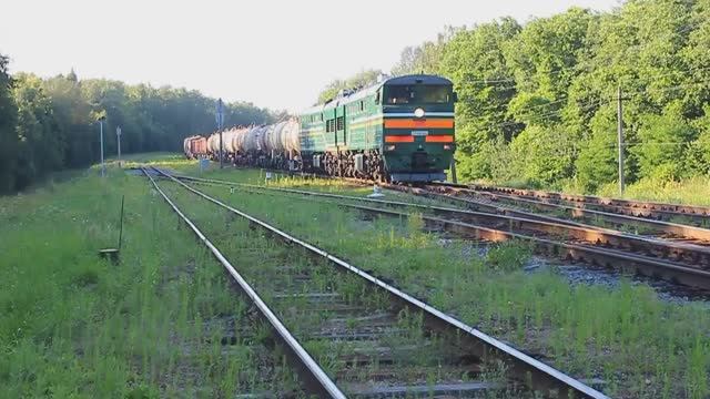 2ТЭ10УК-0063 (БЧ, ТЧ-8 Гомель) с грузовым поездом заходит под скрещение на ст. Рыжковичи