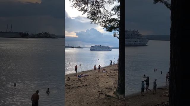 Теплоход плывёт по реке на фоне красивого неба смотреть онлайн