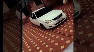Чёрная приора,  белые кроссовки. ( Ее ищут все )