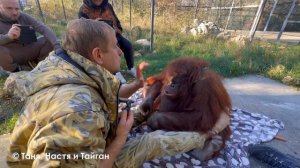 РЯДОМ усадила, ДОЛОЙ ботинки, СТЯНУЛА носки, ПОСТЕЛИЛА покрывало и УСТРОИЛА пикник! Олег Зубков,Дана