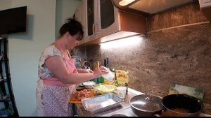 В гостях у Анжелины. Готовим мальму в духовке с картофелем. Посиделки на кухне.
