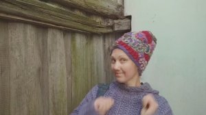 Необычная шапка в технике вязания фриформ