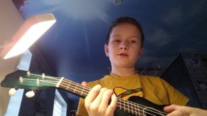 В траве сидел кузнечик на укулеле