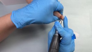 Шлифовка кутикулы силикон-карбидной фрезой.