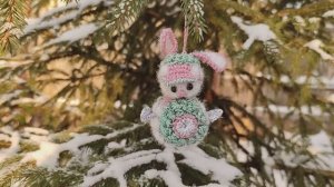 Вязаный заяц крючком и шарики крючком в технике фриформ