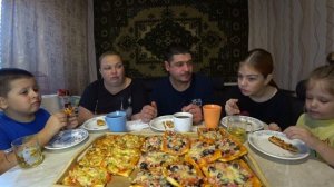 мукбанг, заставляю семью есть горелую пиццу