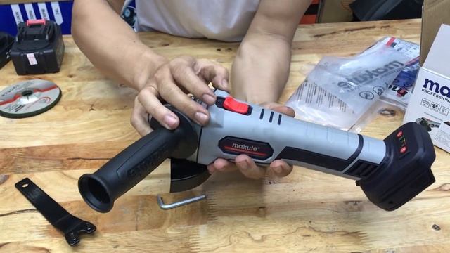 Máy mài pin MaKuTe được bảo hành chính hãng từ công ty mời các anh em thợ thầy vào xem смотреть онлайн